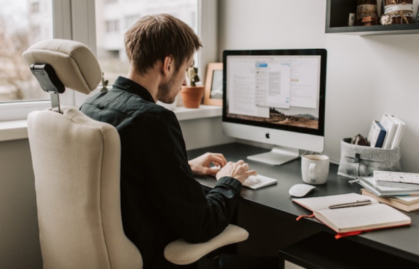 Meja kerja dengan kursi ergonomis yang mendukung kesehatan punggung